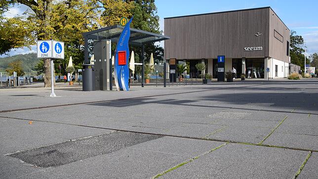 Der defekte Bodenbelag auf der Seestraße vor dem Seeum ist bald Geschichte. Dort kommt Asphalt hin. Außerdem wird dann die ...
