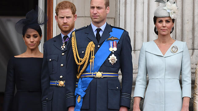 Prinz Harry und sein Bruder Prinz William auf dem Balkon des Buckingham-Palasts bei der Luftparade der britischen Luftwaffe 2018. Die ...
