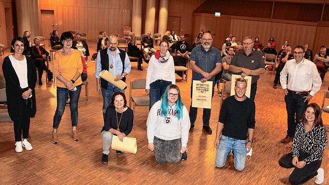Die Ehrenmitglieder Walter Rossknecht und Dietmar Weißhaar (hinten, 5. + 6. von links) gemeinsam mit Diana Münz, Rosi Sigl, Wolfram ...