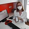 Die Donaueschinger Internistin Susanne kann während Patientenbesuchen Daten und Bilder in ihr Handy eingeben. Diese sind in der Praxis ...
