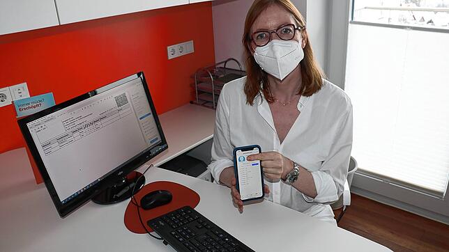 Die Donaueschinger Internistin Susanne kann während Patientenbesuchen Daten und Bilder in ihr Handy eingeben. Diese sind in der Praxis ...