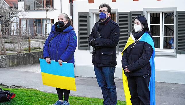 Irina Mallon, Pfarrer Tibor Nagy und Nicole Wolf (von links) berichteten bei der Mahnwache von der Situation in der Ukraine und dankten ...
