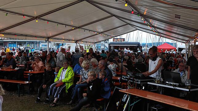 Bild 14: Gute Stimmung beim Hafenfest! Am Wochenende geht es in Staad nochmal rund