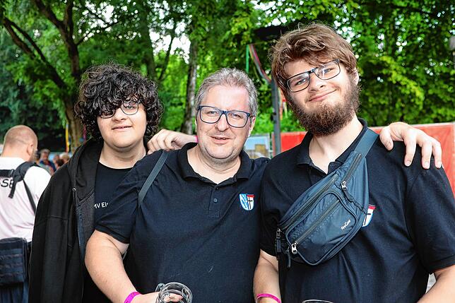 Bild 10: Hier ist was los! Die Besucher schlendern beim Seenachtfest 2023 über die Hafenmeile