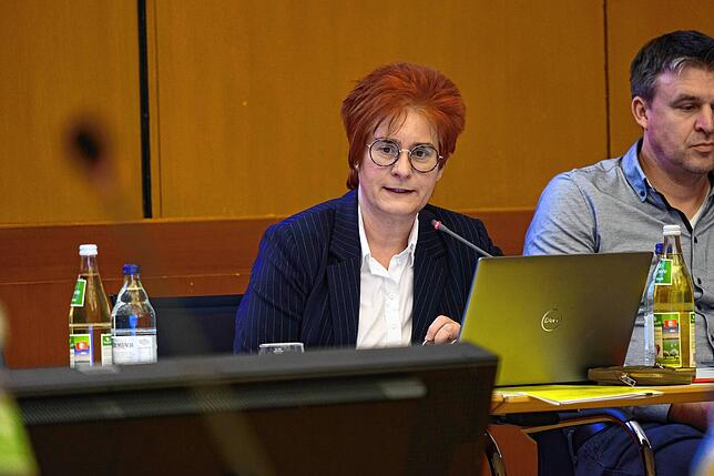 Ortsbaumeisterin Andrea Kneißl stellte die verschiedenen Möglichkeiten vor.
