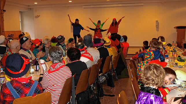 Viele Senioren kommen zur Seniorenfasnacht im Pfarrsaal der Pfarrgemeinde Waldkirch. Am bunten Programm wirken Kinder des Kindergartens ...