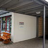 Blick auf den Eingangsbereich der Wutach-Schule für körperbehinderte Kinder in Tiengen, die als Grundschule eingerichtet ist.