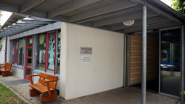 Blick auf den Eingangsbereich der Wutach-Schule für körperbehinderte Kinder in Tiengen, die als Grundschule eingerichtet ist.