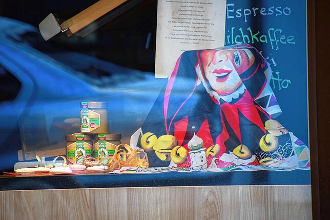 Ein Kuony-Banner bei der Bäckerei Ainser.