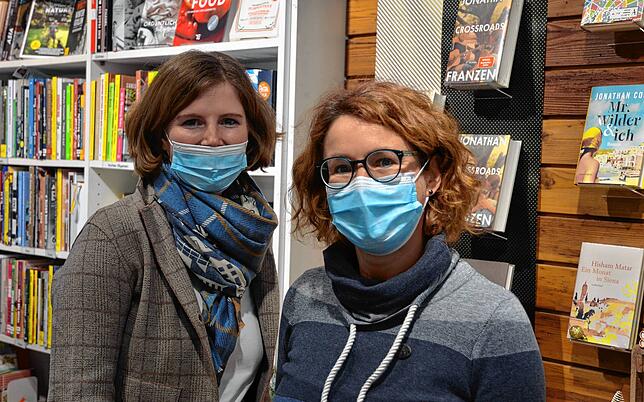 Kristina Deike-Müller und Yvonne Voigt von der Buchhandlung Ravensbuch wissen um die Papierknappheit in der Buchbranche.