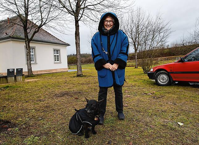 Monika Schickel mit ihrem Hund Frodo. Sie bezeichnet ihn als „ungarische Mischung aus Dackel und Fledermaus“.