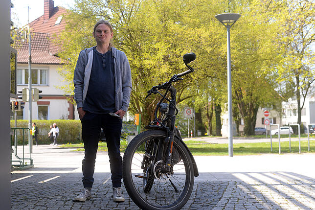 Thomas Schmukal mit seinem Pedelec, das er statt eines Autos zum Pendeln nutzt.
