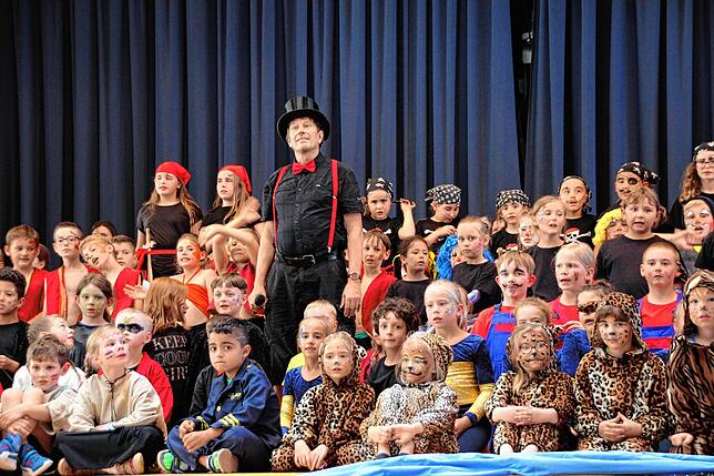 Ein großes Lob richtet Zirkusdirektor und Zirkuspädagoge Christoph Eichler an die Zirkuskinder der Grundschule Wald für die tolle ...