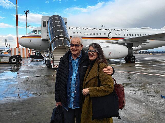 Naftali Fürst steht 2020 mit seiner Tochter Ronit vor einem Flug nach Deutschland in einer Maschine der Luftwaffe auf dem Flughafen von ...