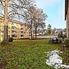 Auf diese Wiese zwischen das gelbe und das rote Haus soll ein Neubau mit 20 Wohnungen gebaut werden. Anwohner finden die Lücke dafür zu ...