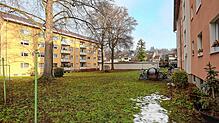 Auf diese Wiese zwischen das gelbe und das rote Haus soll ein Neubau mit 20 Wohnungen gebaut werden. Anwohner finden die Lücke dafür zu ...