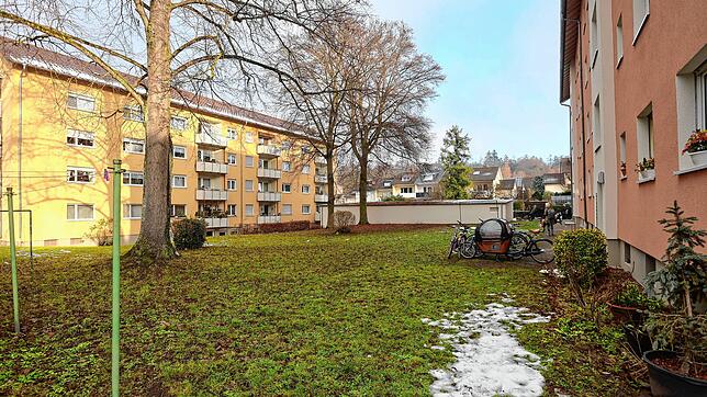 Auf diese Wiese zwischen das gelbe und das rote Haus soll ein Neubau mit 20 Wohnungen gebaut werden. Anwohner finden die Lücke dafür zu ...