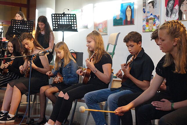 Bei dem Konzert „Offene Bühne“ des Scheffel-Gymnasiums zeigten verschiedene Musikgruppen aus allen Altersklassen mit einer ...