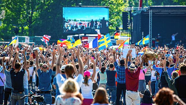 Mehrere Tausend Demonstranten versammelten sich zum friedlichen Protest in Stuttgart.