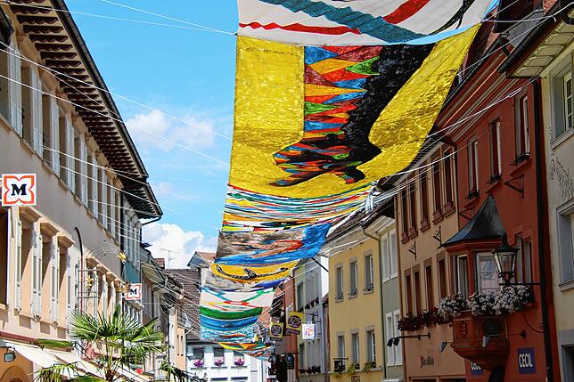 Das Kunstprojekt Luftart verwandelt die Tiengener Hauptstraße jeden Sommer in ein Freiluftatelier. Die schattenspendenden Stoffbahnen ...