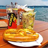 Mein Schichtsalat mit Brezel und einem großen Glas Wasser.