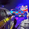 Einsatzkräfte kümmern sich am Unfallort um Verletzte, Beteiligte und Zeugen des Unfalls.