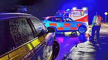Einsatzkräfte kümmern sich am Unfallort um Verletzte, Beteiligte und Zeugen des Unfalls.