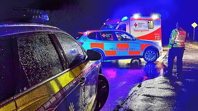 Einsatzkräfte kümmern sich am Unfallort um Verletzte, Beteiligte und Zeugen des Unfalls.