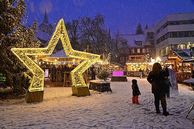 So hat man Schnee gerne: Stimmungsvolles Flair auf dem Schwenninger Weihnachtsmarkt am Donnerstagabend, 21. November. Drumherum ...