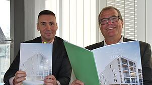 Geschäftsführer der Wohnbau Markus Schwamm (links) und Oberbürgermeister Klaus Eberhardt bei der Vorstellung des zweiten ...