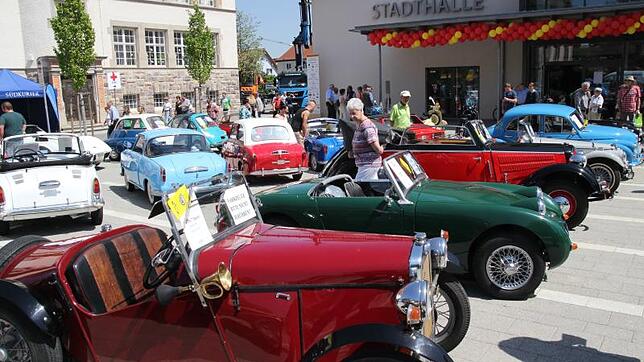 Absolute Hingucker: Die Oldtimer auf vier und zwei Rädern stoßen bei der Gewerbeschau-Besuchern auf großes Interesse. Bilder: Dagobert Maier