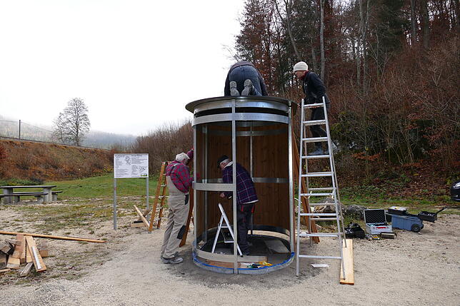Hier gilt es, die Toilette mit dem thermisch behandelten Holz zu verkleiden und die Dacheindeckung aufzubringen.