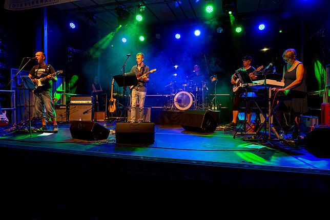 Kulturnacht Schwenningen.
Hockenplatz, Ersatzband (für The Rollics) The Rocketonix