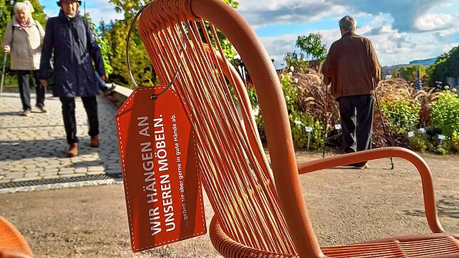 Was passiert eigentlich mit dem Inventar der Landesgartenschau? An einem Loungestuhl in den Menzinger Gärten hängt ein Hinweis, dass ...