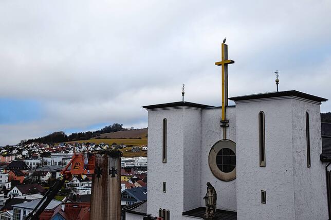 Andreas Mauch fährt zum alten Nest auf dem Kriegerdenkmal hoch.