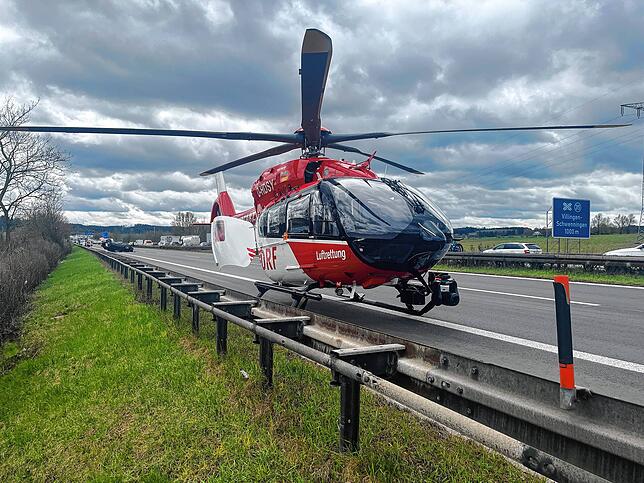 Der Rettungshelikopter ist auf der Autobahn A81 bei Tuningen gelandet. Ein Schwerverletzter muss ins Krankenhaus geflogen werden.