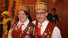Zunftmeister Reinhard Sauter und seine Stellvertreterin Christiane Koch ziehen am Bunten Abend gemeinsam mit Vertretern aller Gruppen in ...
