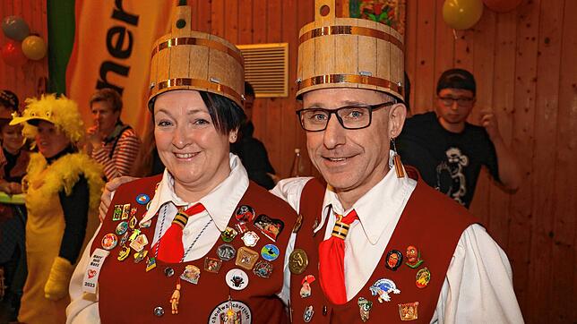 Zunftmeister Reinhard Sauter und seine Stellvertreterin Christiane Koch ziehen am Bunten Abend gemeinsam mit Vertretern aller Gruppen in ...