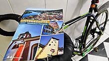 Die aktuelle Unterkünfte-Broschüre der Stadt Waldshut-Tiengen liegt auf dem Lenker eines Fahrrads.