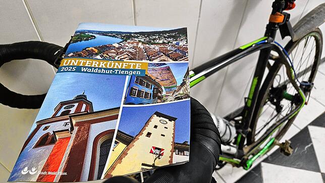 Die aktuelle Unterkünfte-Broschüre der Stadt Waldshut-Tiengen liegt auf dem Lenker eines Fahrrads.