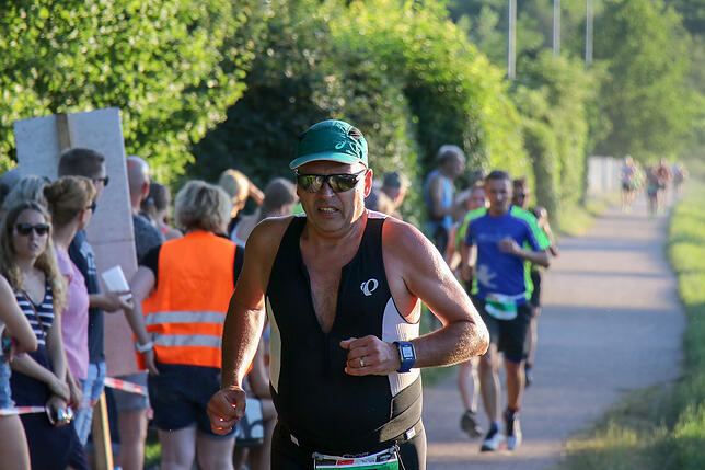 Bild 7: Mit der Nummer 117 durch die Triathlon-Nacht &ndash; wir haben Teilnehmer Dietmar Granacher begleitet