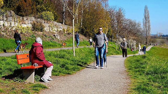 Bild 9: Auf Abstand am Corona-Sonntag: Wie und wo sich Ausflügler begegnen, wenn die Uferpromenade gesperrt ist