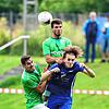 Augen zu und durch: Die Donaueschinger Heiko Reich (links) und Sebastian Sauter beim Kampf um den Ball gegen den Tuttlinger Gabriel ...