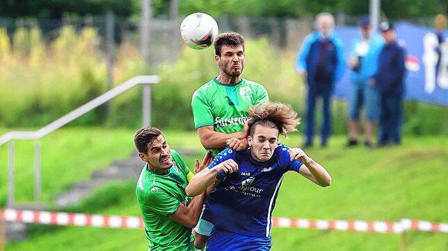 Augen zu und durch: Die Donaueschinger Heiko Reich (links) und Sebastian Sauter beim Kampf um den Ball gegen den Tuttlinger Gabriel ...