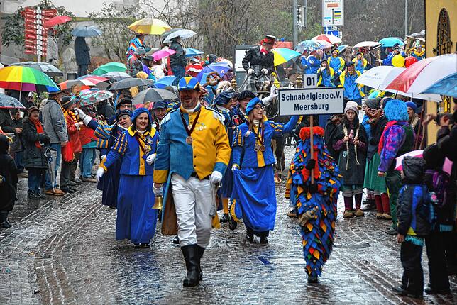 Im Regen durch Meersburg: Dieses Bild der Narrenzunft Schnabelgiere entstand bei einem Narrensprung 2016.