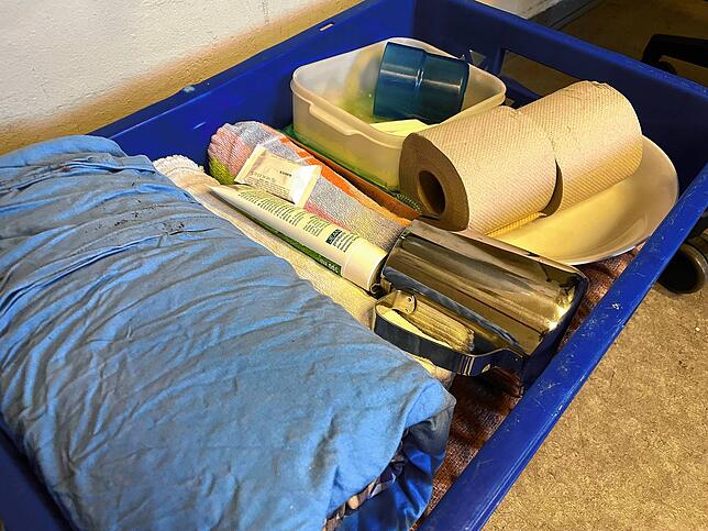 Anschließend erhält jeder Häftling eine Kiste mit wichtigen Untensilien wie etwa das Toilettenpapier, eine Zahnbürste und Zahnpasta, ...