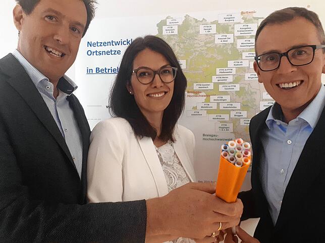 Felix und Marina Stiegeler (von links) bei einer Besprechung mit Landrat Sven Hinterseh. Das kommunale Breitband-Netz wurde vor über ...