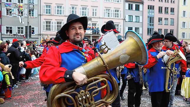 Bild 20: Großer Umzug 2023: Die Zuschauer bestaunen das bunte Treiben in Konstanz