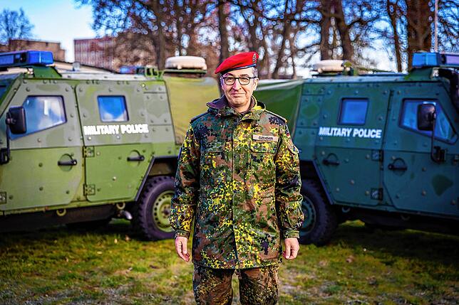 Grüner in Uniform: 2023 machte Cem Özdemir eine viertägige Wehrübung bei der Bundeswehr, genauer bei den Feldjägern in Hannover, mit. ...