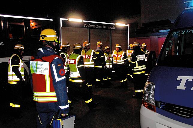 Bild 1: Feuerwehr, THW und DRK üben gemeinsam den Ernstfall. Hier gibt es die Bilder!